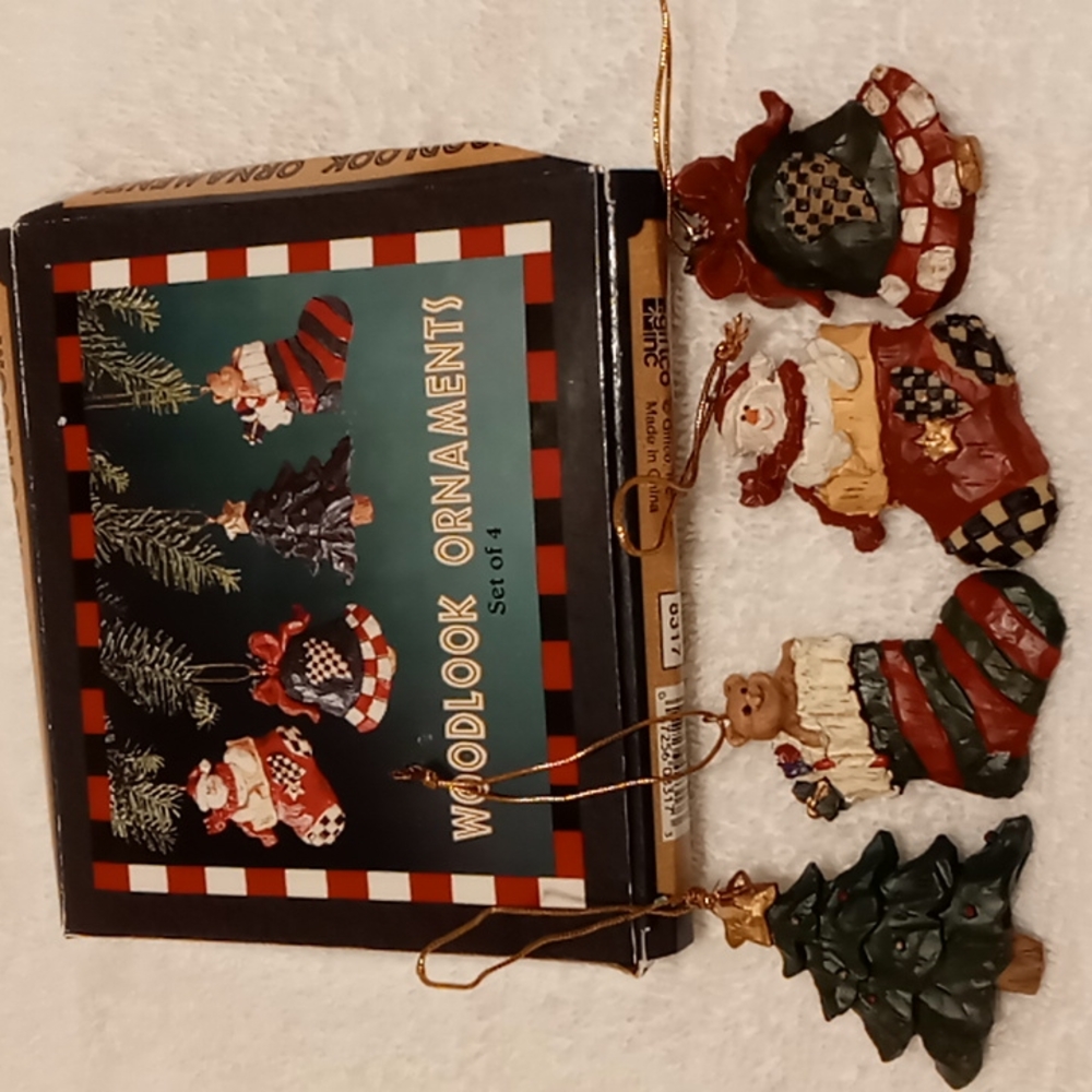 Wood look ornament set